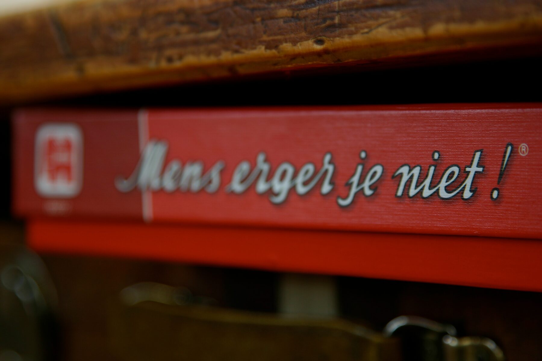 Doos mens-erger-je-niet op de bar