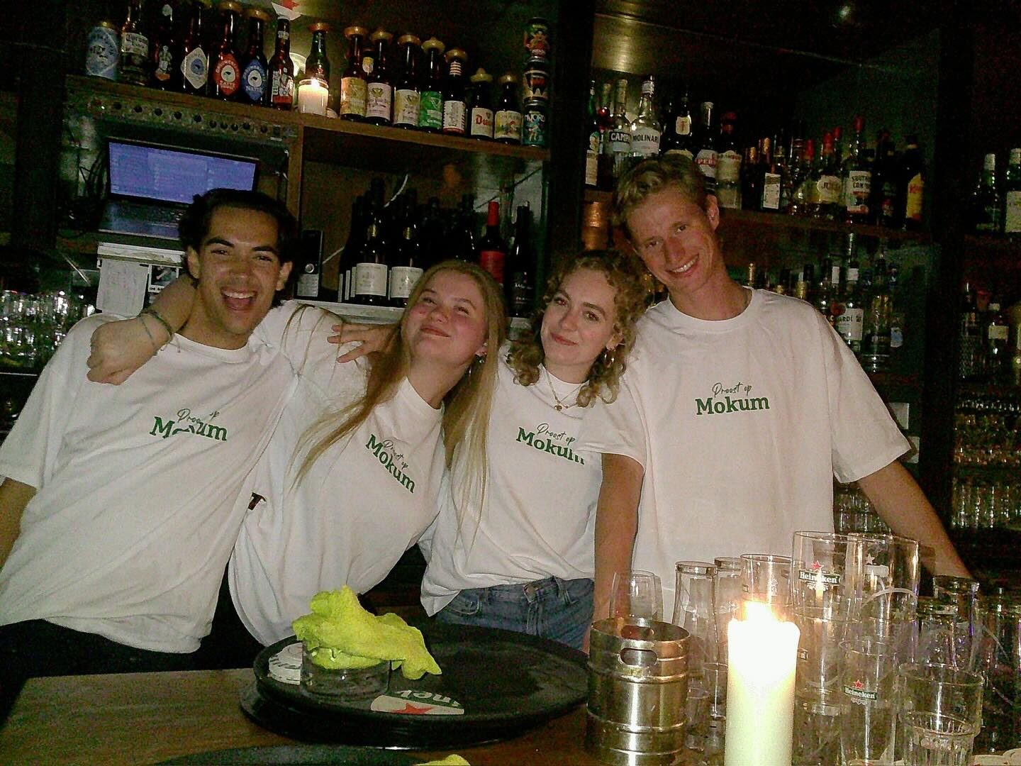 Het team van Café Binnen Buiten achter de bar