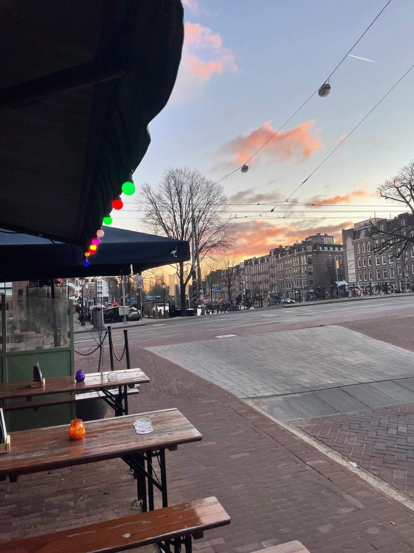 Terras aan de kade bij zonsondergang